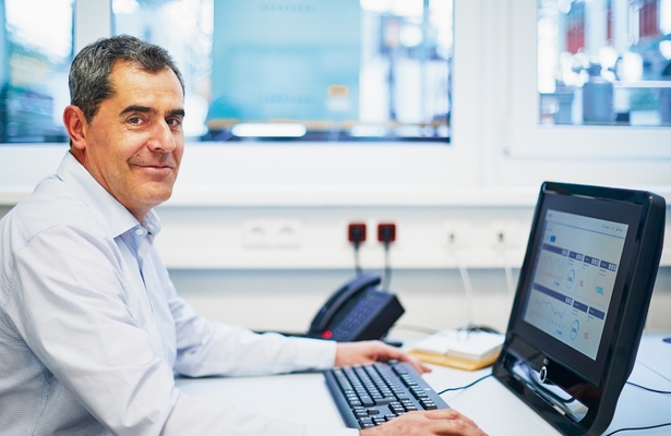 Senses Manager at computer